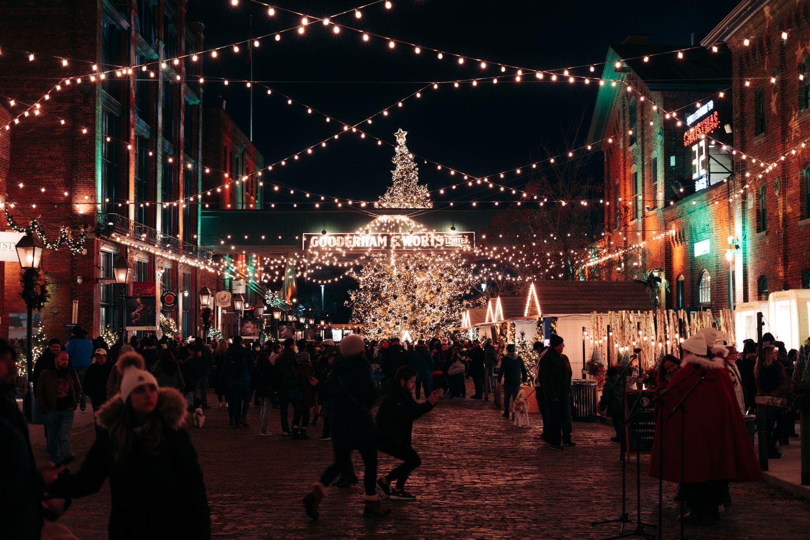 Christmas market at night - Liverpool Christmas markets transport